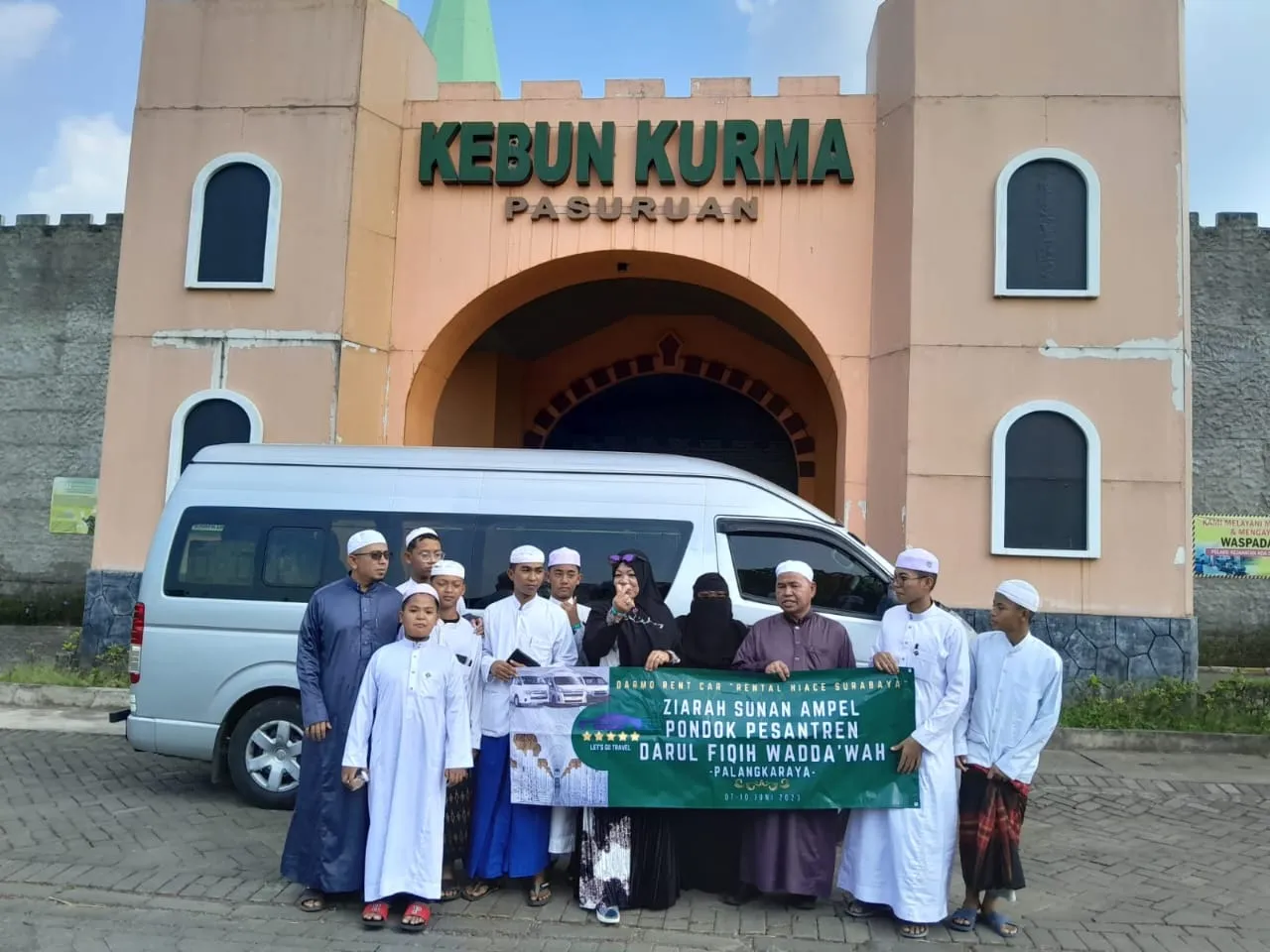 Hiace Rental Surabaya with driver Hiace Commuter hingga Premio Luxury