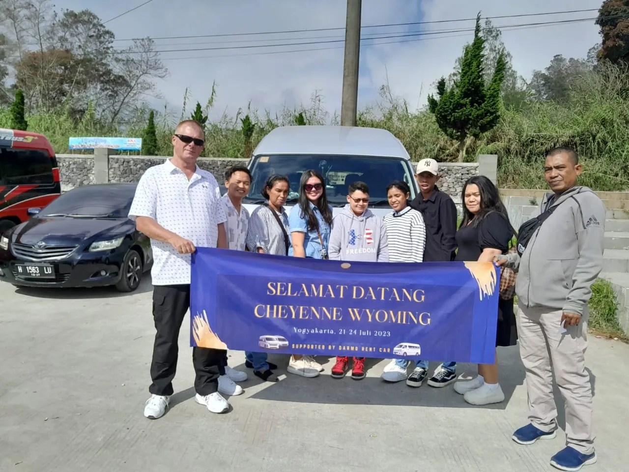 Private Tour Bromo Midnight dari Surabaya dengan Hiace, Jeep, tiket masuk, dan guide lokal. Nikmati sunrise Bromo, kawah, dan lautan pasir dalam satu perjalanan eksklusif!