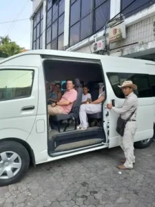 Sewa Hiace Premio Surabaya Murah Unit Terbaru 2025 dengan Fasilitas Lengkap