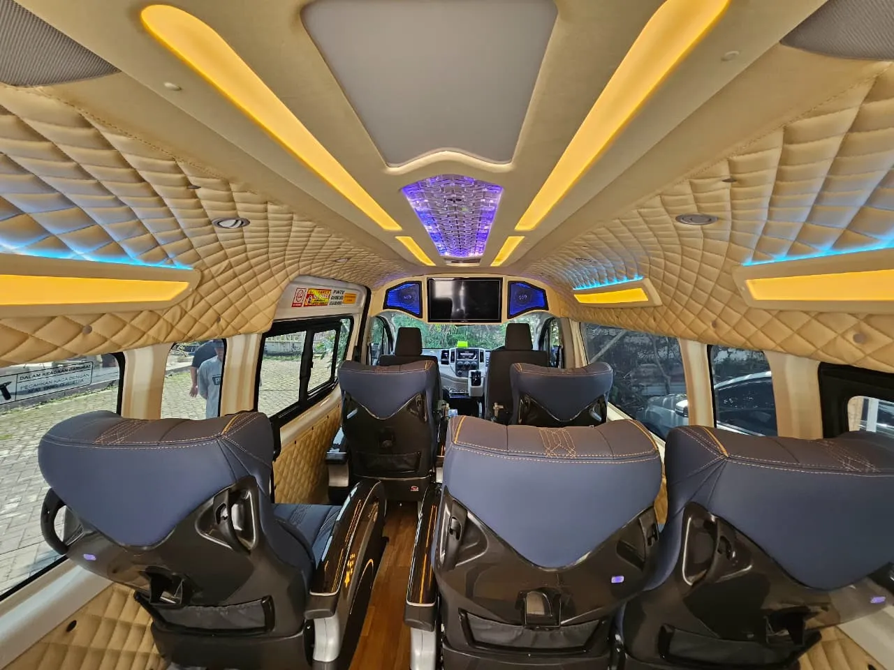 Sewa Hiace Surabaya ke Jakarta Alternatif Perjalanan Jauh yang Nyaman & Hemat